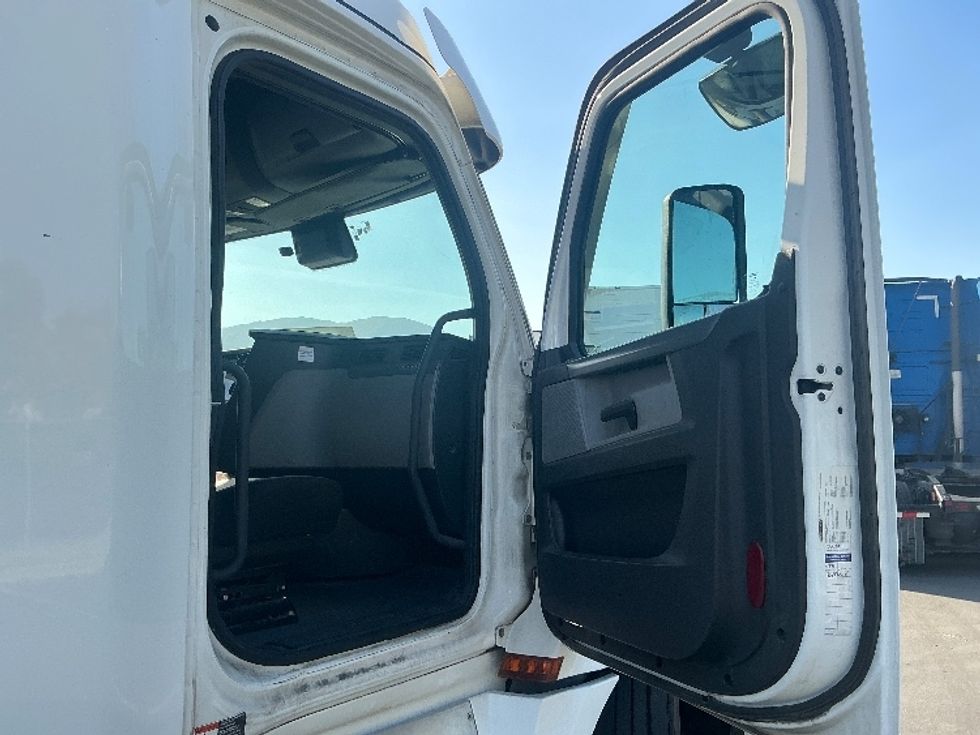 Sleeper Tractor-Heavy Duty Tractors-Freightliner-2020-T12664ST-Fontana-CA-463,391\n\t\tmiles-$ 65,000 - Image 13