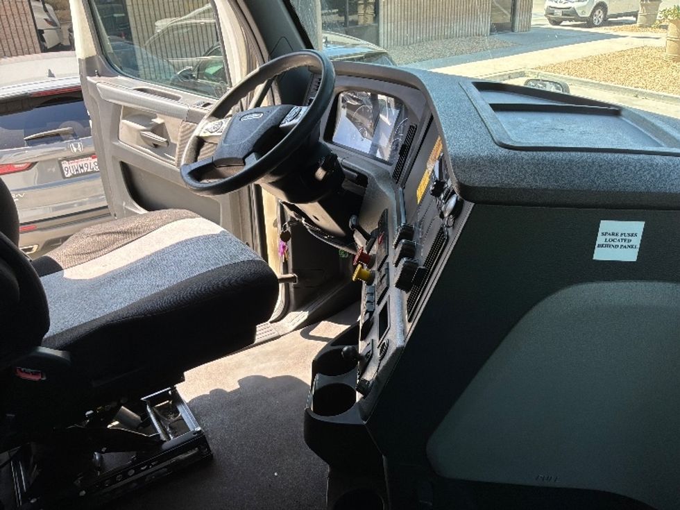 Sleeper Tractor-Heavy Duty Tractors-Freightliner-2020-T12664ST-Fontana-CA-463,391\n\t\tmiles-$ 65,000 - Image 15