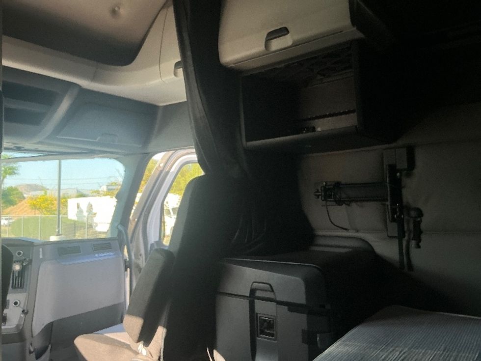 Sleeper Tractor-Heavy Duty Tractors-Freightliner-2020-T12664ST-Fontana-CA-463,391\n\t\tmiles-$ 65,000 - Image 19