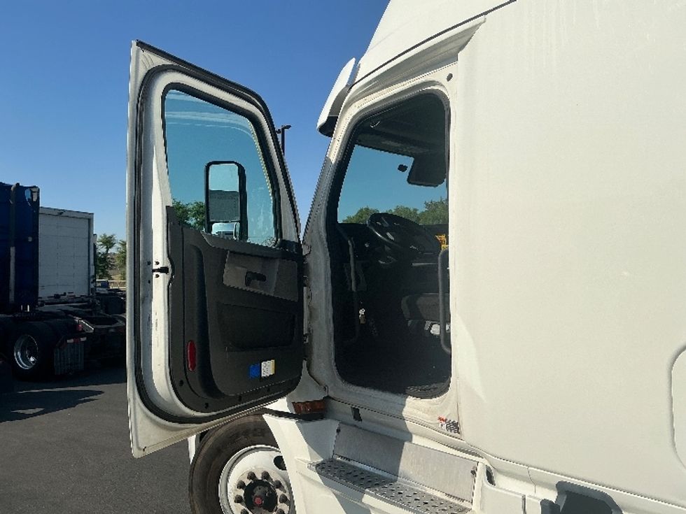 Sleeper Tractor-Heavy Duty Tractors-Freightliner-2020-T12664ST-Fontana-CA-463,391\n\t\tmiles-$ 65,000 - Image 9