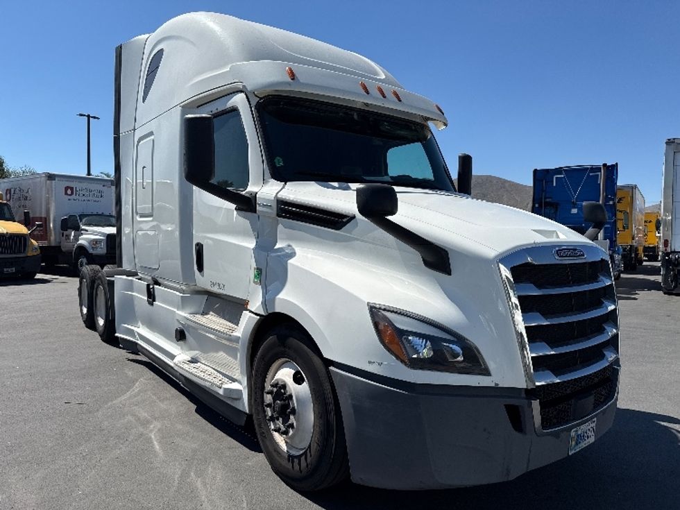 Sleeper Tractor-Heavy Duty Tractors-Freightliner-2020-T12664ST-Fontana-CA-493,386\n\t\tmiles-$ 65,000 - Image 1