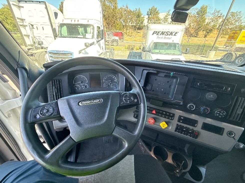 Sleeper Tractor-Heavy Duty Tractors-Freightliner-2020-T12664ST-Fontana-CA-493,386\n\t\tmiles-$ 65,000 - Image 11