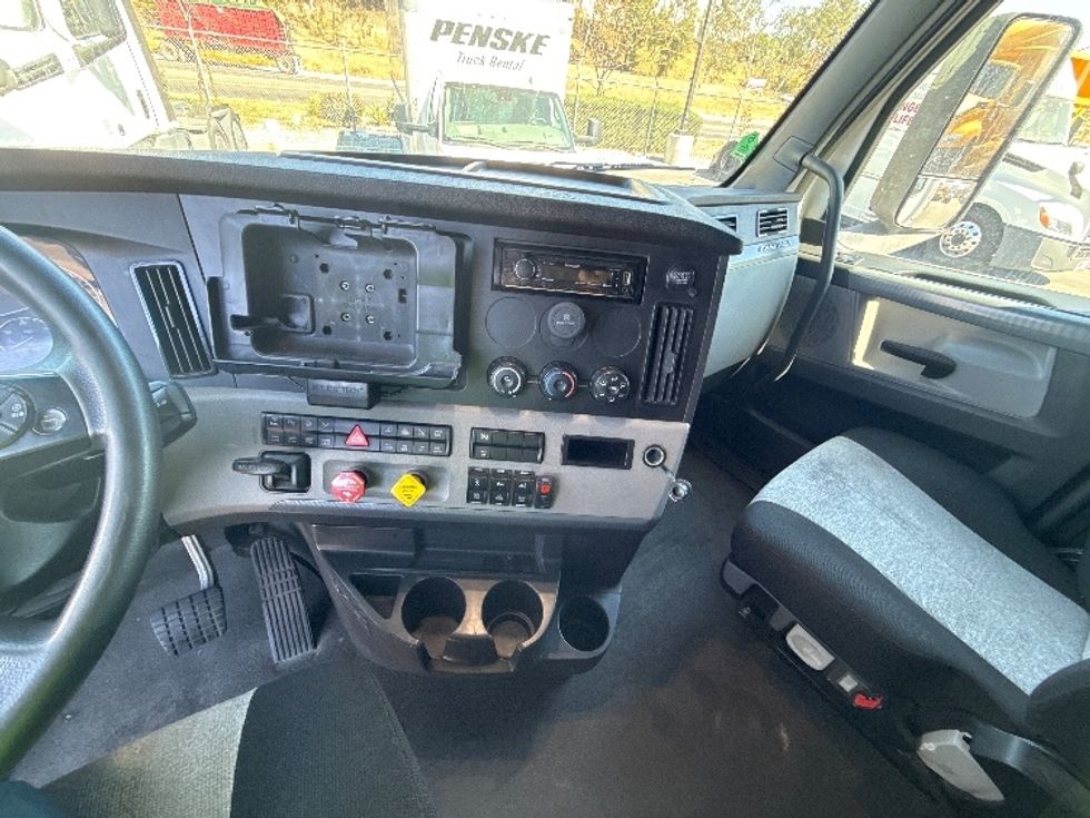 Sleeper Tractor-Heavy Duty Tractors-Freightliner-2020-T12664ST-Fontana-CA-493,386\n\t\tmiles-$ 65,000 - Image 12