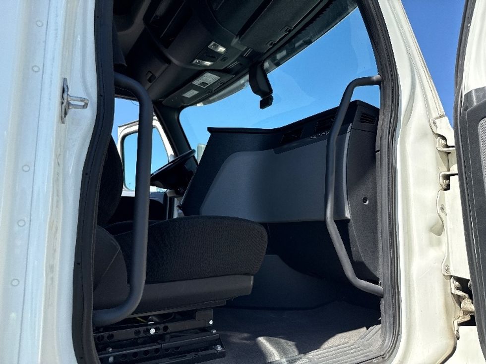 Sleeper Tractor-Heavy Duty Tractors-Freightliner-2020-T12664ST-Fontana-CA-493,386\n\t\tmiles-$ 65,000 - Image 13