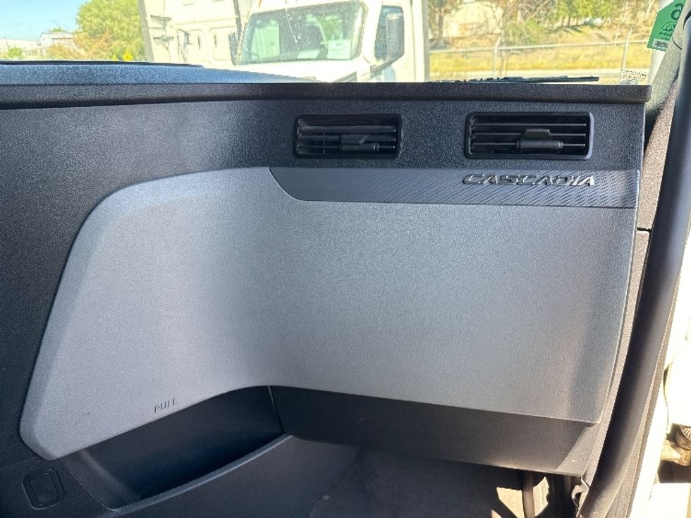 Sleeper Tractor-Heavy Duty Tractors-Freightliner-2020-T12664ST-Fontana-CA-493,386\n\t\tmiles-$ 65,000 - Image 14