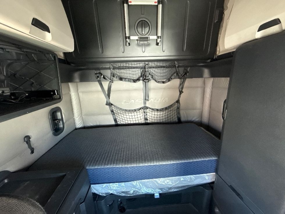 Sleeper Tractor-Heavy Duty Tractors-Freightliner-2020-T12664ST-Fontana-CA-493,386\n\t\tmiles-$ 65,000 - Image 16