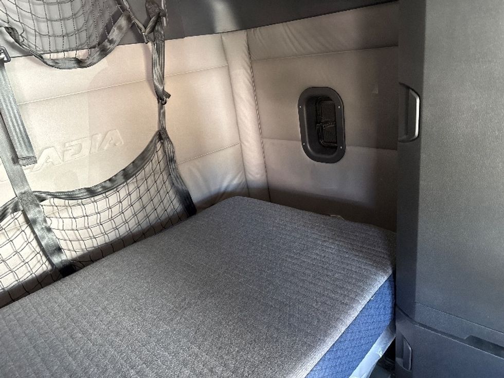 Sleeper Tractor-Heavy Duty Tractors-Freightliner-2020-T12664ST-Fontana-CA-493,386\n\t\tmiles-$ 65,000 - Image 17