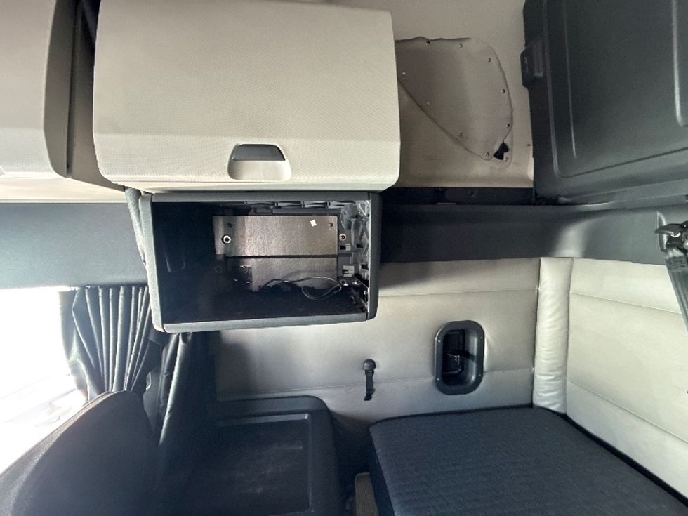 Sleeper Tractor-Heavy Duty Tractors-Freightliner-2020-T12664ST-Fontana-CA-493,386\n\t\tmiles-$ 65,000 - Image 19