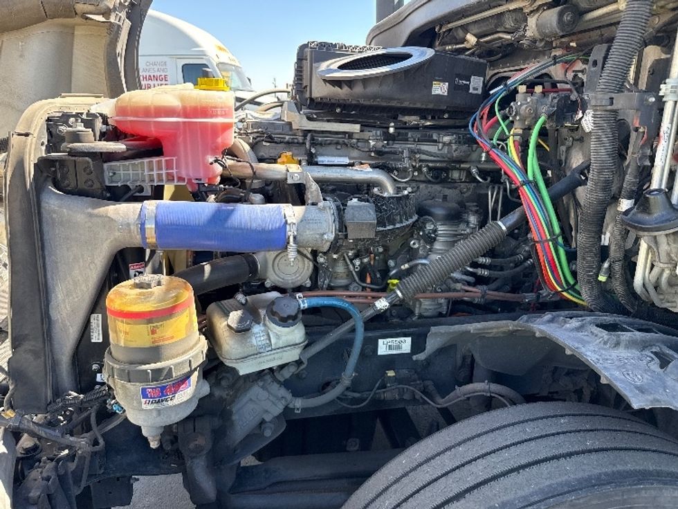 Sleeper Tractor-Heavy Duty Tractors-Freightliner-2020-T12664ST-Fontana-CA-493,386\n\t\tmiles-$ 65,000 - Image 21