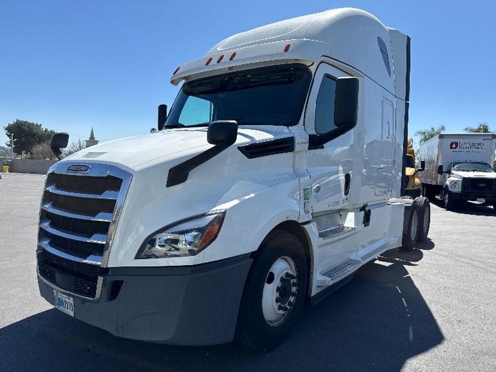 Sleeper Tractor-Heavy Duty Tractors-Freightliner-2020-T12664ST-Fontana-CA-493,386\n\t\tmiles-$ 65,000 - Image 3