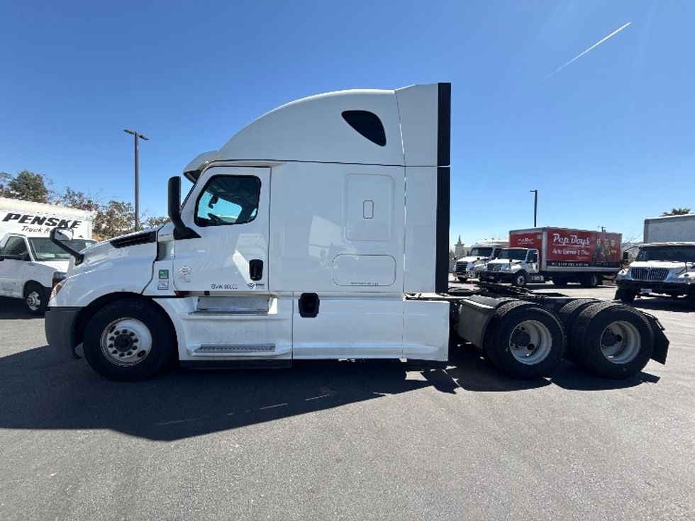 Sleeper Tractor-Heavy Duty Tractors-Freightliner-2020-T12664ST-Fontana-CA-493,386\n\t\tmiles-$ 65,000 - Image 4