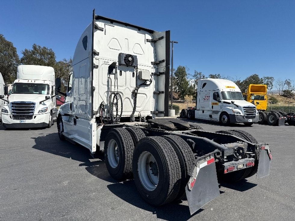 Sleeper Tractor-Heavy Duty Tractors-Freightliner-2020-T12664ST-Fontana-CA-493,386\n\t\tmiles-$ 65,000 - Image 5