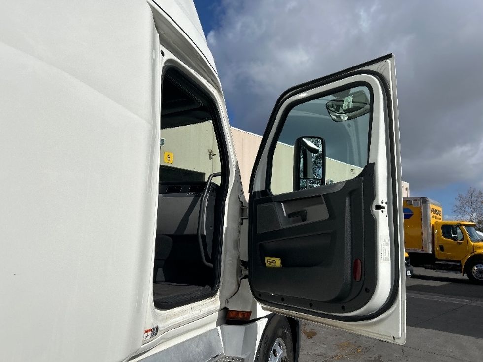 Sleeper Tractor-Heavy Duty Tractors-Freightliner-2020-T12664ST-Fontana-CA-494,190\n\t\tmiles-$ 63,000 - Image 13