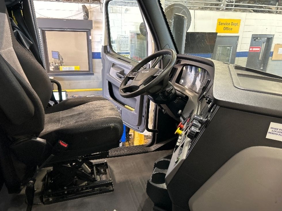 Sleeper Tractor-Heavy Duty Tractors-Freightliner-2020-T12664ST-Fontana-CA-494,190\n\t\tmiles-$ 63,000 - Image 15