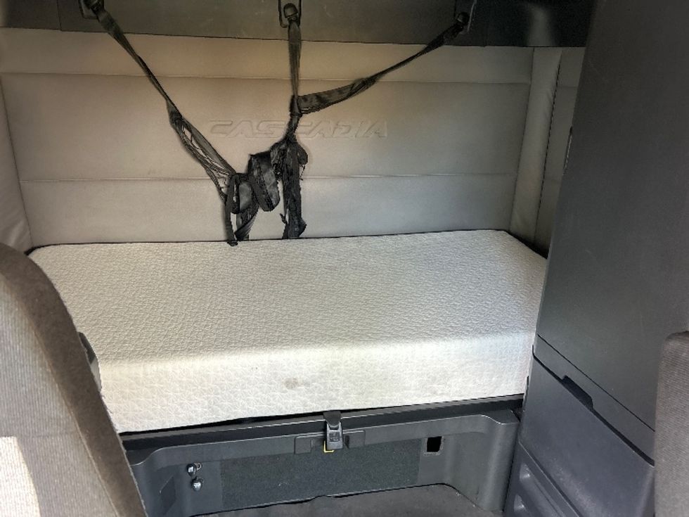 Sleeper Tractor-Heavy Duty Tractors-Freightliner-2020-T12664ST-Fontana-CA-494,190\n\t\tmiles-$ 63,000 - Image 16