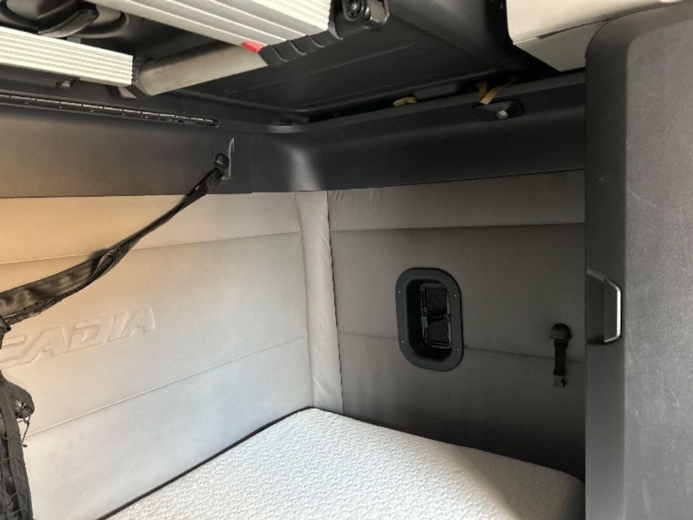 Sleeper Tractor-Heavy Duty Tractors-Freightliner-2020-T12664ST-Fontana-CA-494,190\n\t\tmiles-$ 63,000 - Image 17