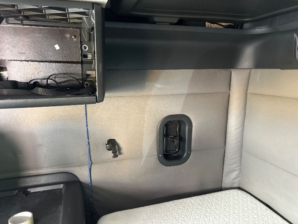 Sleeper Tractor-Heavy Duty Tractors-Freightliner-2020-T12664ST-Fontana-CA-494,190\n\t\tmiles-$ 63,000 - Image 18