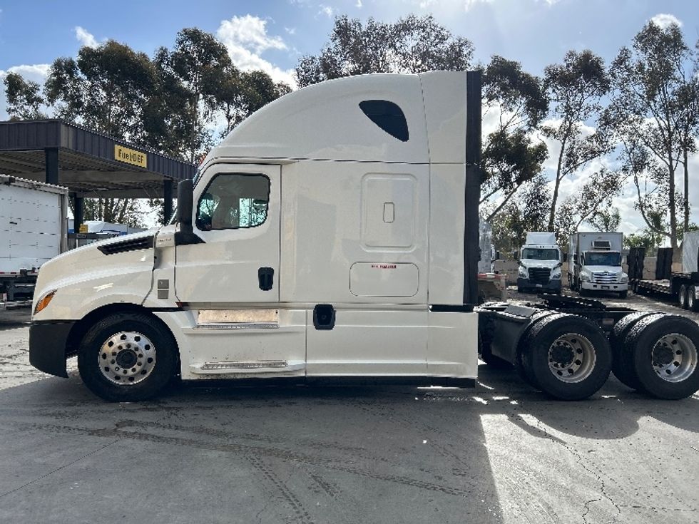 Sleeper Tractor-Heavy Duty Tractors-Freightliner-2020-T12664ST-Fontana-CA-494,190\n\t\tmiles-$ 63,000 - Image 4