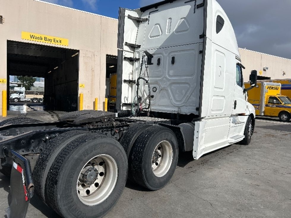 Sleeper Tractor-Heavy Duty Tractors-Freightliner-2020-T12664ST-Fontana-CA-494,190\n\t\tmiles-$ 63,000 - Image 7