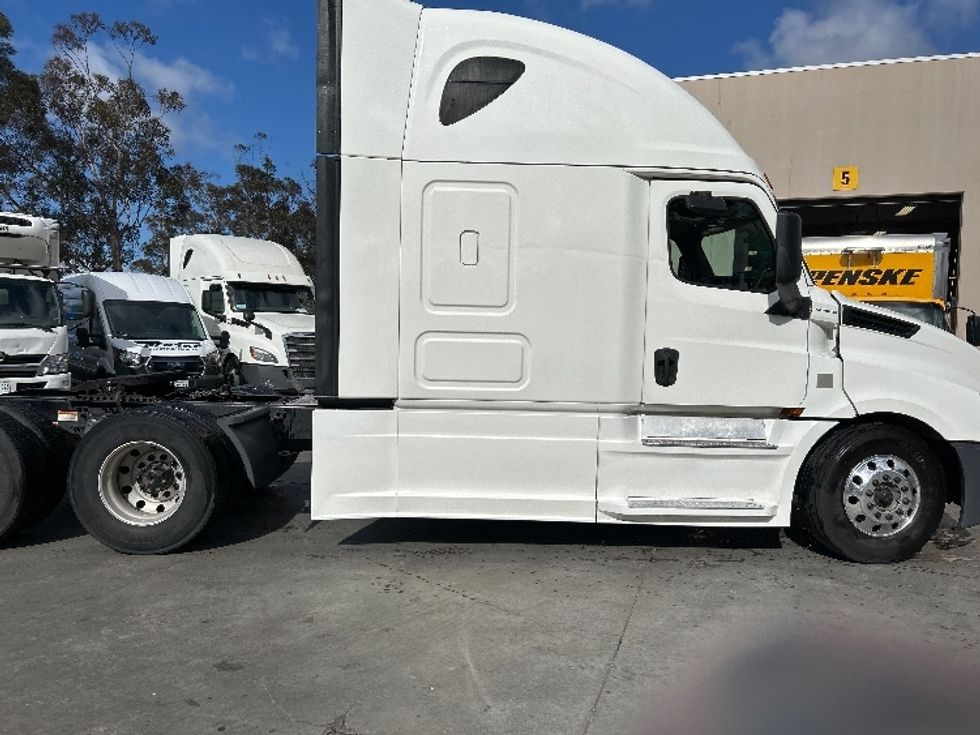 Sleeper Tractor-Heavy Duty Tractors-Freightliner-2020-T12664ST-Fontana-CA-494,190\n\t\tmiles-$ 63,000 - Image 8