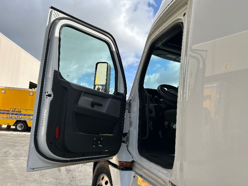 Sleeper Tractor-Heavy Duty Tractors-Freightliner-2020-T12664ST-Fontana-CA-494,190\n\t\tmiles-$ 63,000 - Image 9