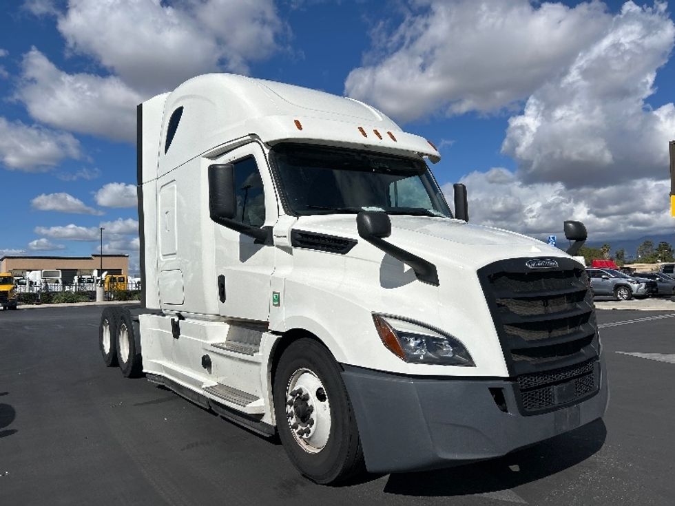 Sleeper Tractor-Heavy Duty Tractors-Freightliner-2020-T12664ST-Fontana-CA-498,852\n\t\tmiles-$ 66,750 - Image 1