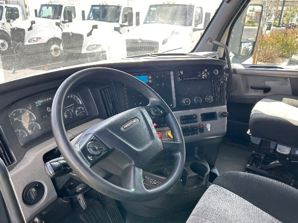 Sleeper Tractor-Heavy Duty Tractors-Freightliner-2020-T12664ST-Fontana-CA-498,852\n\t\tmiles-$ 66,750 - Image 10