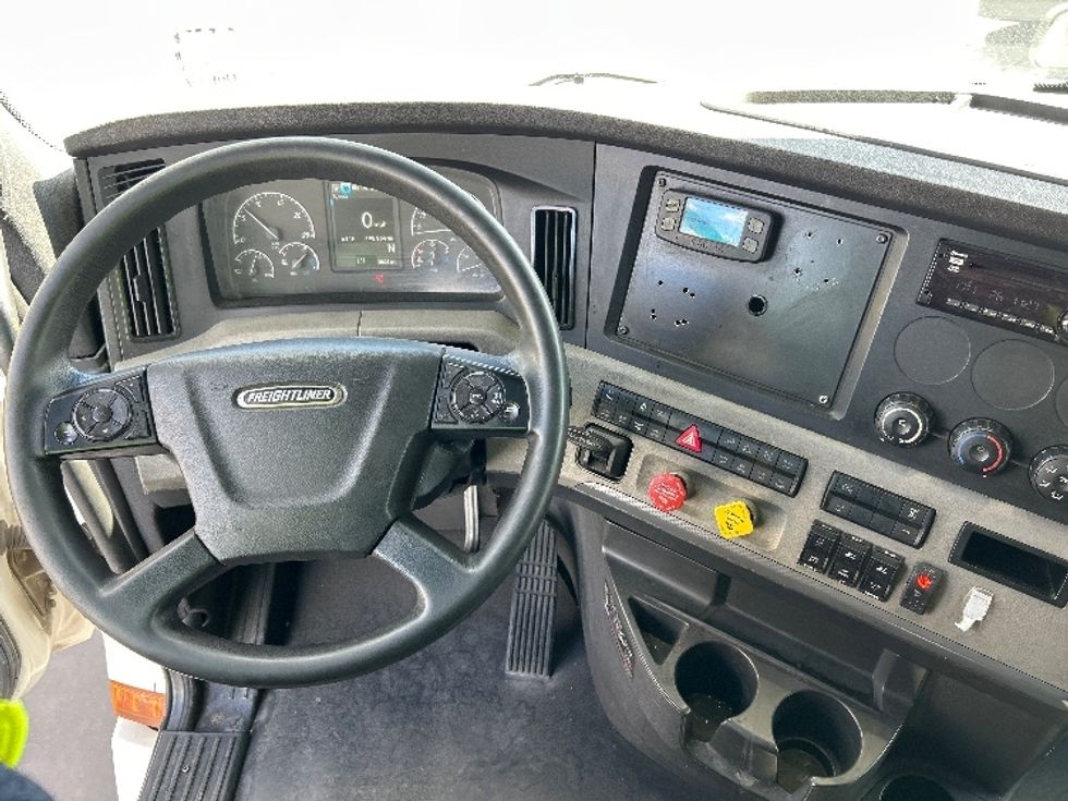 Sleeper Tractor-Heavy Duty Tractors-Freightliner-2020-T12664ST-Fontana-CA-498,852\n\t\tmiles-$ 66,750 - Image 11