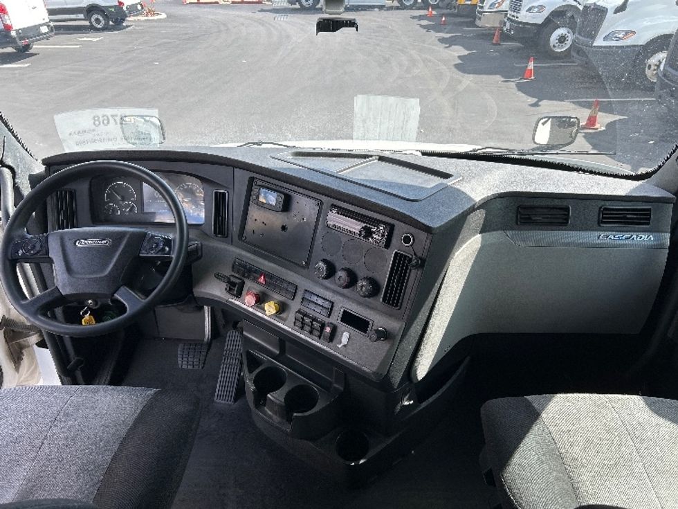Sleeper Tractor-Heavy Duty Tractors-Freightliner-2020-T12664ST-Fontana-CA-498,852\n\t\tmiles-$ 66,750 - Image 12