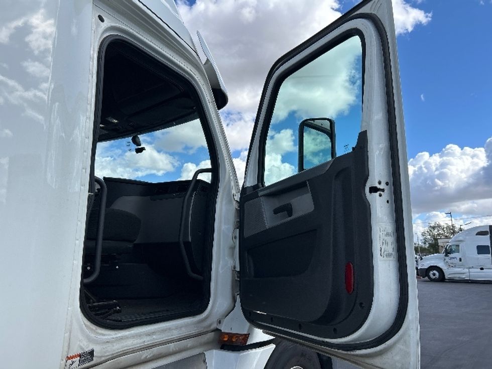 Sleeper Tractor-Heavy Duty Tractors-Freightliner-2020-T12664ST-Fontana-CA-498,852\n\t\tmiles-$ 66,750 - Image 13