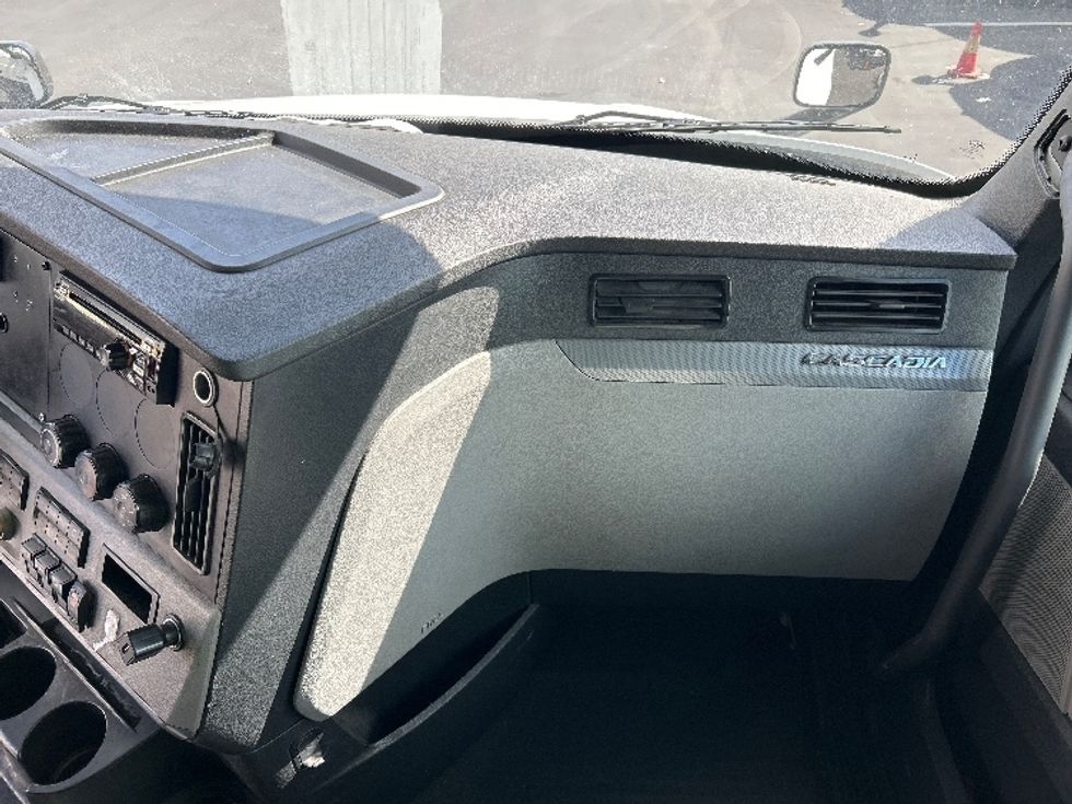 Sleeper Tractor-Heavy Duty Tractors-Freightliner-2020-T12664ST-Fontana-CA-498,852\n\t\tmiles-$ 66,750 - Image 14