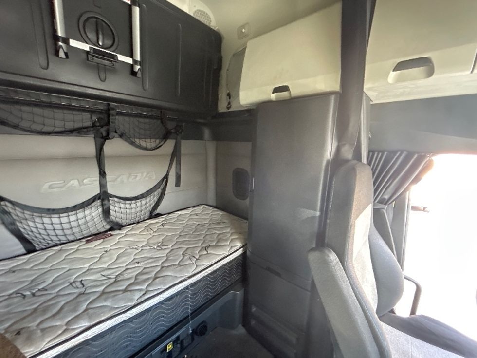 Sleeper Tractor-Heavy Duty Tractors-Freightliner-2020-T12664ST-Fontana-CA-498,852\n\t\tmiles-$ 66,750 - Image 16