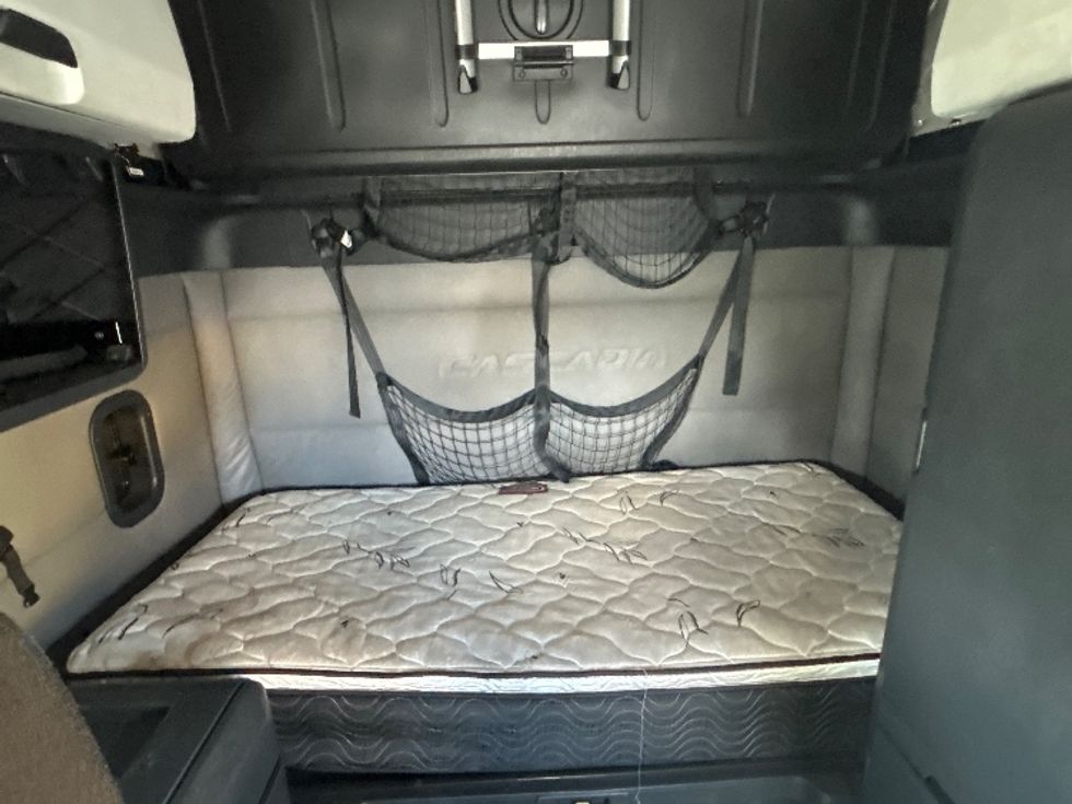 Sleeper Tractor-Heavy Duty Tractors-Freightliner-2020-T12664ST-Fontana-CA-498,852\n\t\tmiles-$ 66,750 - Image 17