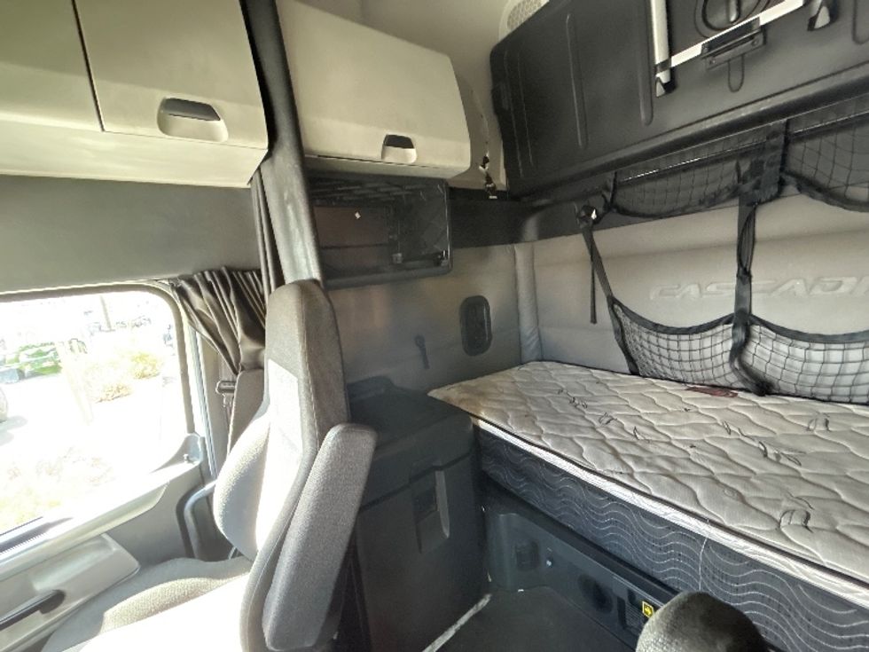 Sleeper Tractor-Heavy Duty Tractors-Freightliner-2020-T12664ST-Fontana-CA-498,852\n\t\tmiles-$ 66,750 - Image 18