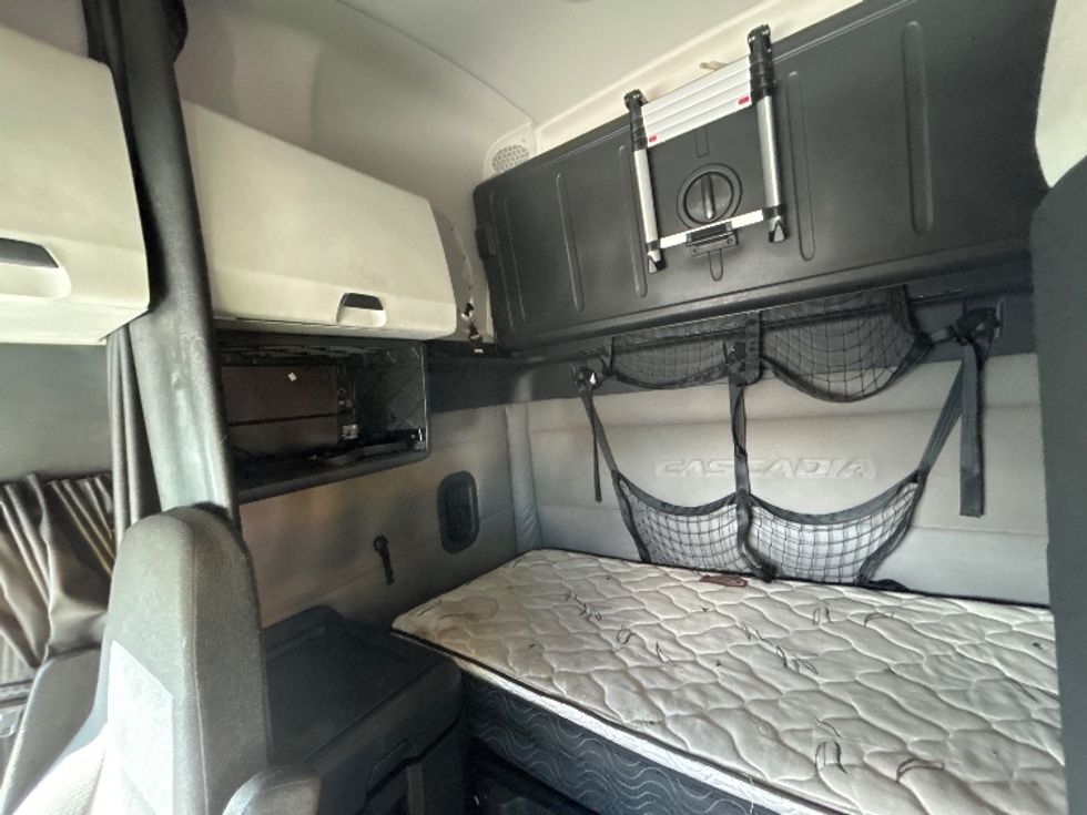 Sleeper Tractor-Heavy Duty Tractors-Freightliner-2020-T12664ST-Fontana-CA-498,852\n\t\tmiles-$ 66,750 - Image 19