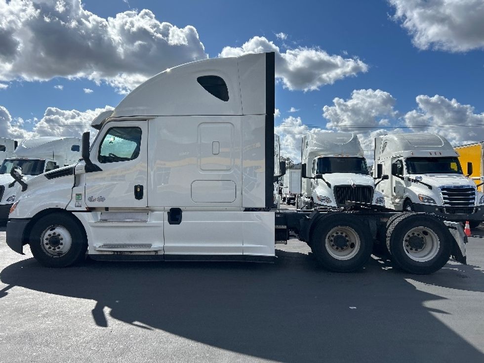 Sleeper Tractor-Heavy Duty Tractors-Freightliner-2020-T12664ST-Fontana-CA-498,852\n\t\tmiles-$ 66,750 - Image 4