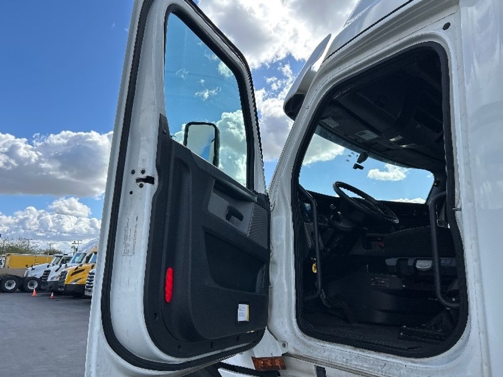 Sleeper Tractor-Heavy Duty Tractors-Freightliner-2020-T12664ST-Fontana-CA-498,852\n\t\tmiles-$ 66,750 - Image 9