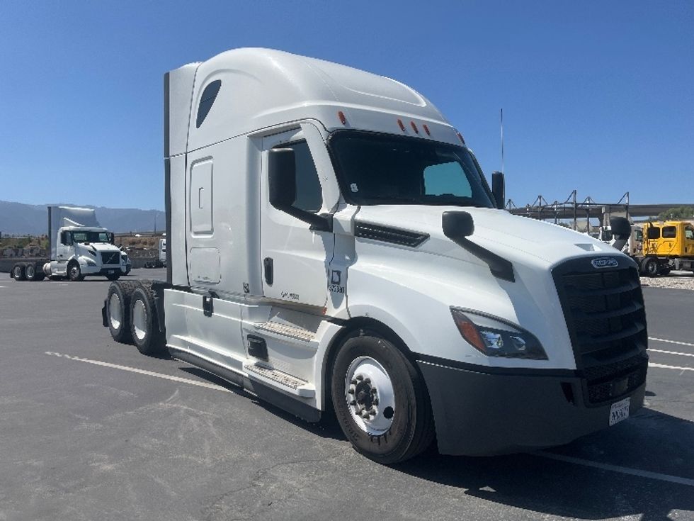 Sleeper Tractor-Heavy Duty Tractors-Freightliner-2020-T12664ST-Fontana-CA-548,116\n\t\tmiles-$ 65,250 - Image 1