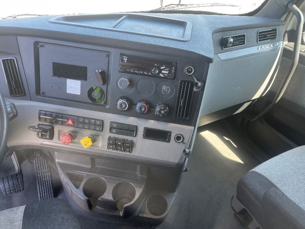 Sleeper Tractor-Heavy Duty Tractors-Freightliner-2020-T12664ST-Fontana-CA-548,116\n\t\tmiles-$ 65,250 - Image 12