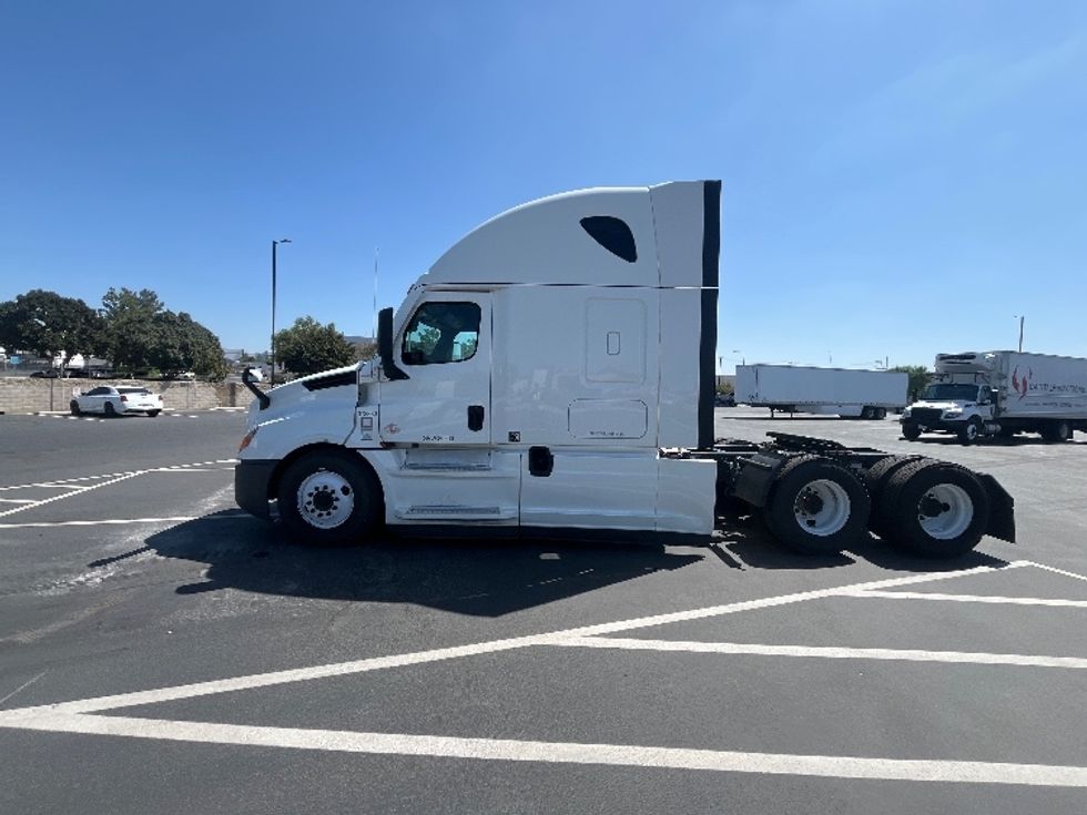 Sleeper Tractor-Heavy Duty Tractors-Freightliner-2020-T12664ST-Fontana-CA-548,116\n\t\tmiles-$ 65,250 - Image 4