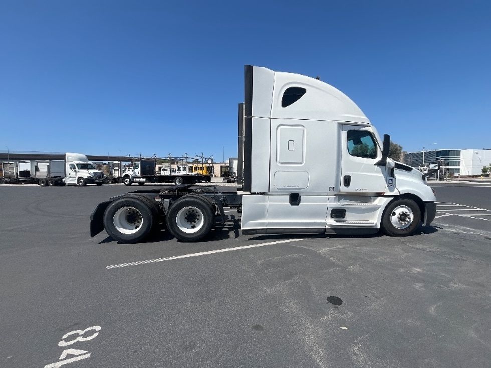 Sleeper Tractor-Heavy Duty Tractors-Freightliner-2020-T12664ST-Fontana-CA-548,116\n\t\tmiles-$ 65,250 - Image 8