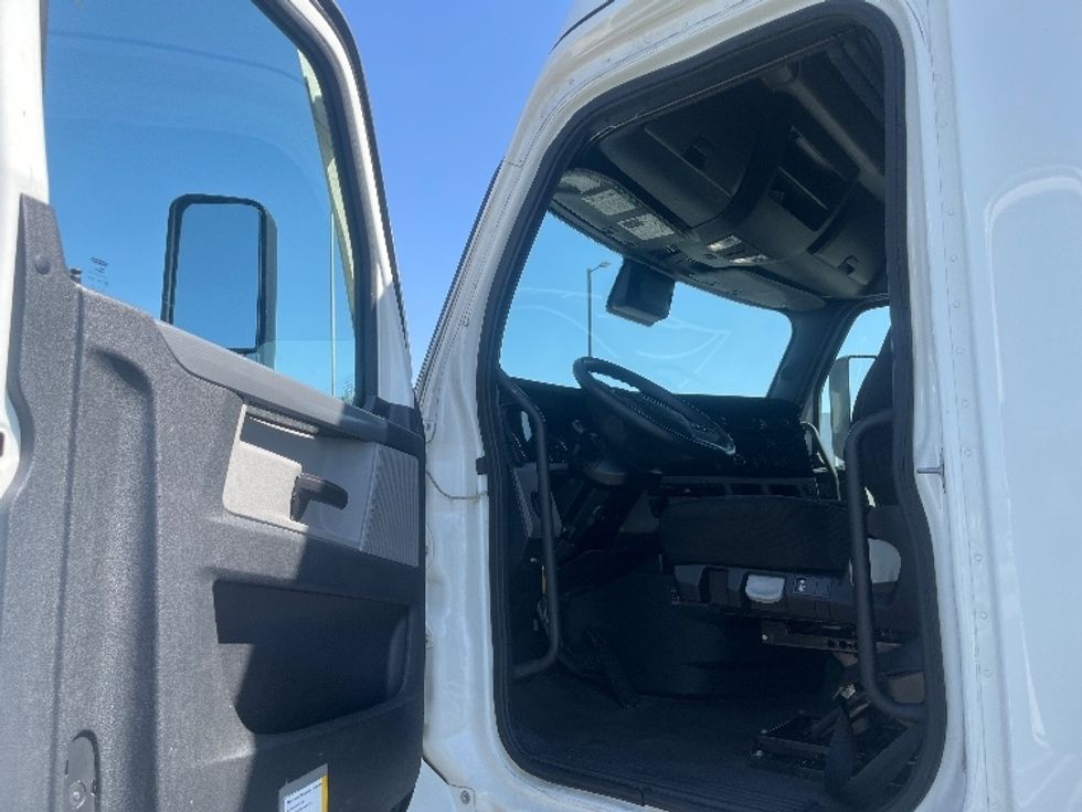 Sleeper Tractor-Heavy Duty Tractors-Freightliner-2020-T12664ST-Fontana-CA-548,116\n\t\tmiles-$ 65,250 - Image 9