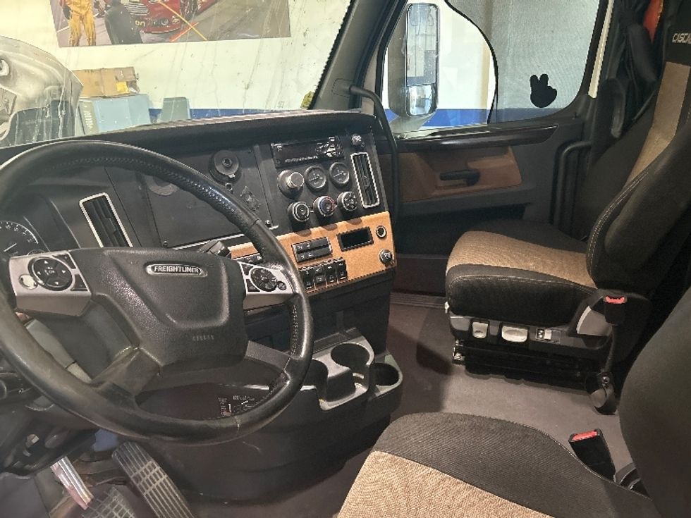 Sleeper Tractor-Heavy Duty Tractors-Freightliner-2020-T12664ST-Fontana-CA-564,394\n\t\tmiles-$ 63,500 - Image 10