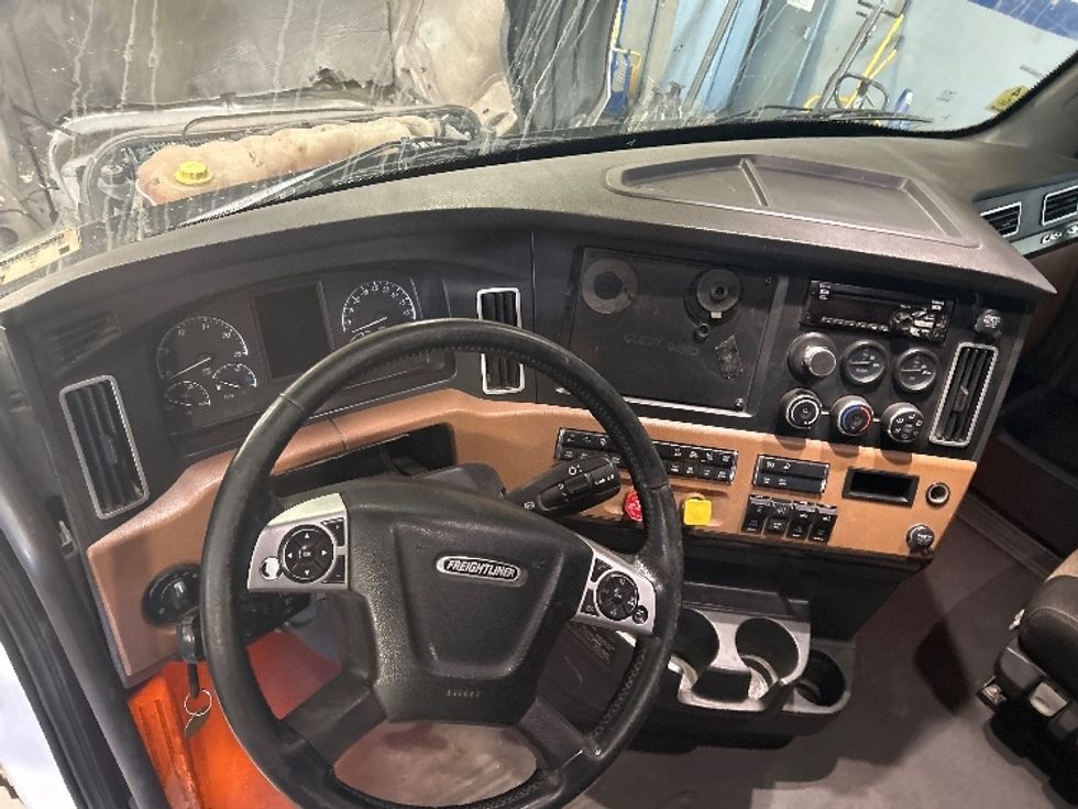 Sleeper Tractor-Heavy Duty Tractors-Freightliner-2020-T12664ST-Fontana-CA-564,394\n\t\tmiles-$ 63,500 - Image 11