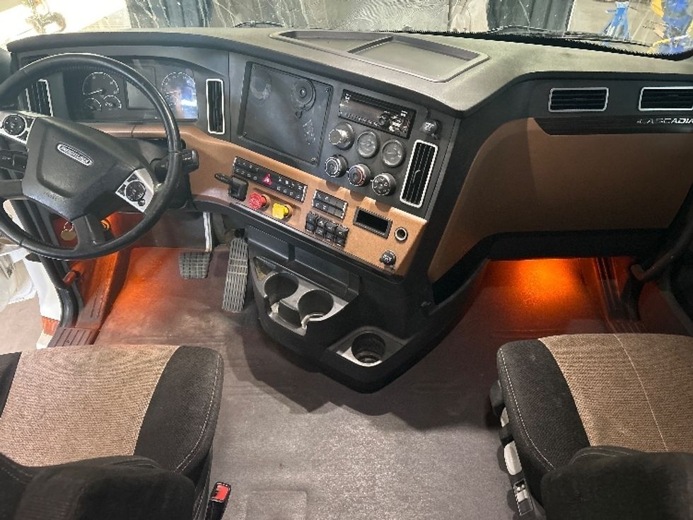 Sleeper Tractor-Heavy Duty Tractors-Freightliner-2020-T12664ST-Fontana-CA-564,394\n\t\tmiles-$ 63,500 - Image 12