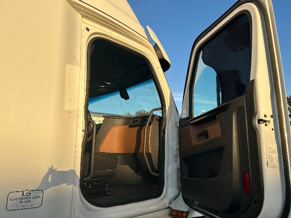 Sleeper Tractor-Heavy Duty Tractors-Freightliner-2020-T12664ST-Fontana-CA-564,394\n\t\tmiles-$ 63,500 - Image 13