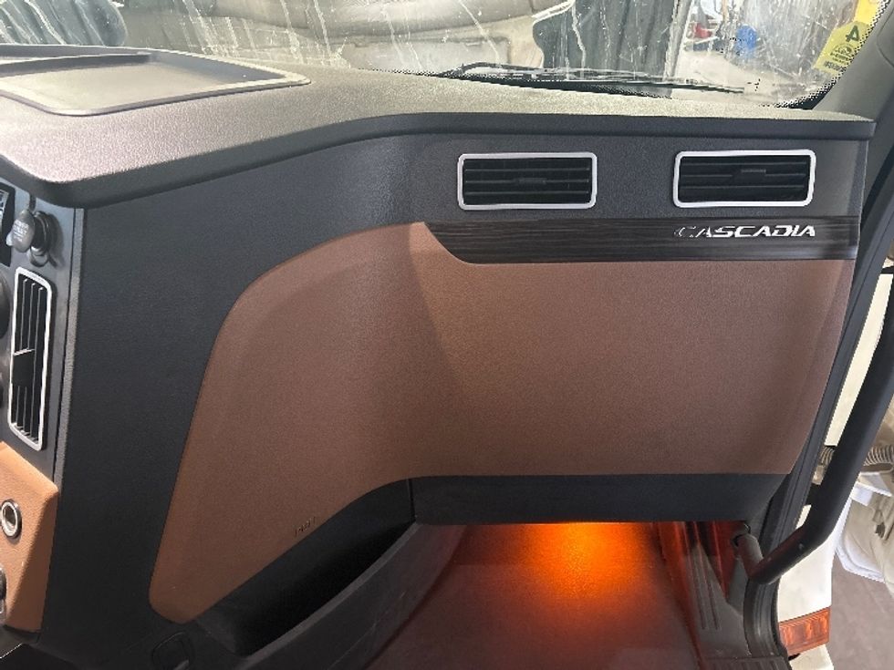 Sleeper Tractor-Heavy Duty Tractors-Freightliner-2020-T12664ST-Fontana-CA-564,394\n\t\tmiles-$ 63,500 - Image 14