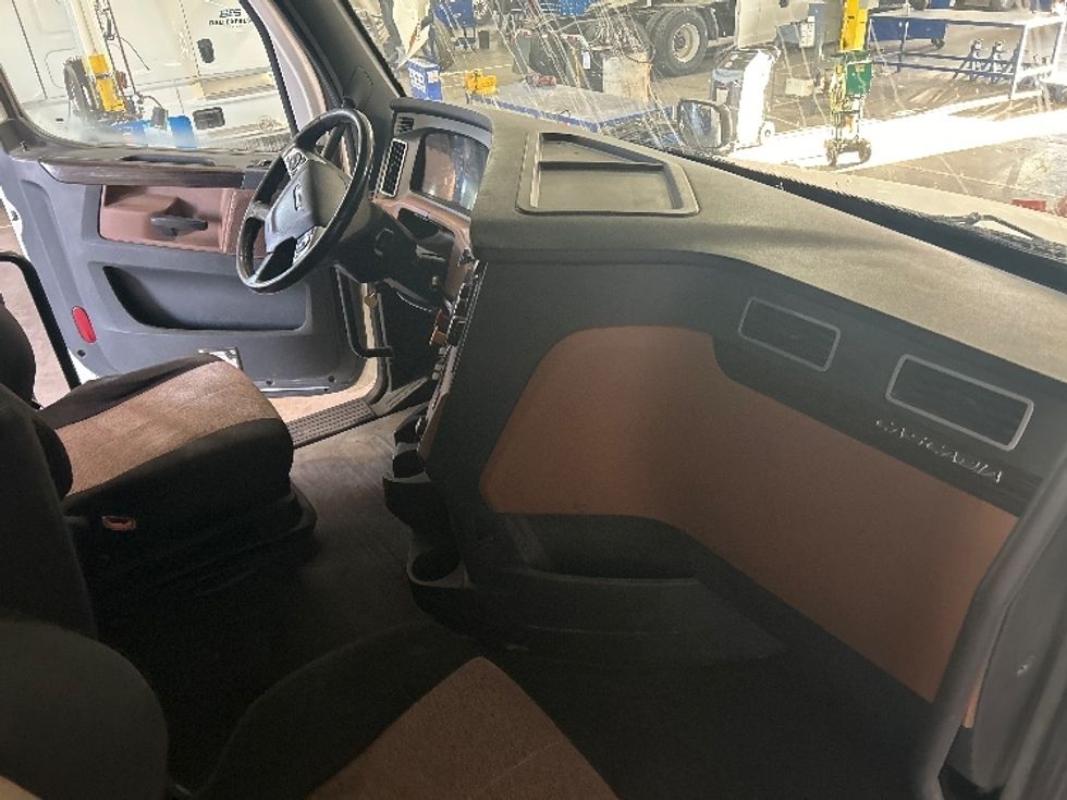 Sleeper Tractor-Heavy Duty Tractors-Freightliner-2020-T12664ST-Fontana-CA-564,394\n\t\tmiles-$ 63,500 - Image 15