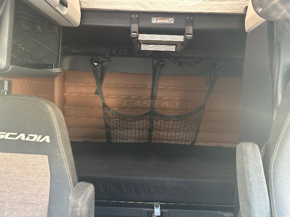 Sleeper Tractor-Heavy Duty Tractors-Freightliner-2020-T12664ST-Fontana-CA-564,394\n\t\tmiles-$ 63,500 - Image 16