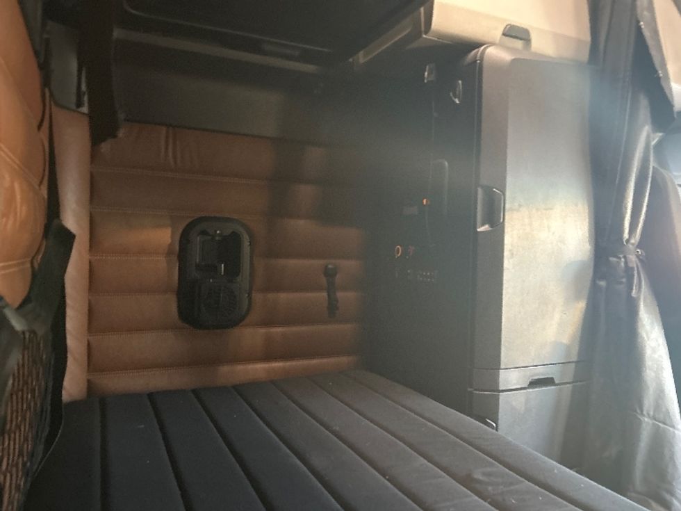 Sleeper Tractor-Heavy Duty Tractors-Freightliner-2020-T12664ST-Fontana-CA-564,394\n\t\tmiles-$ 63,500 - Image 18